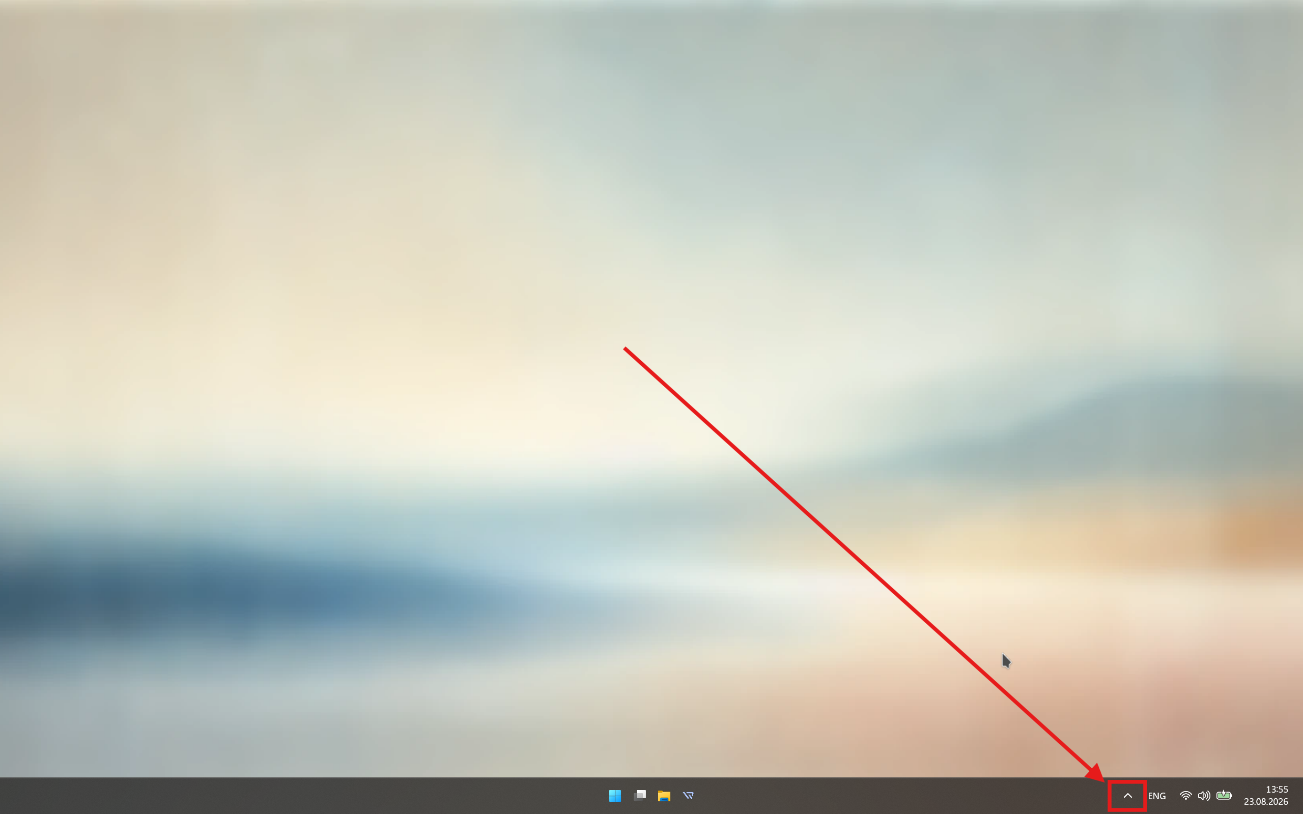 Oppgavelinjen i Windows med pilen for skjulte ikoner (^) markert med rødt